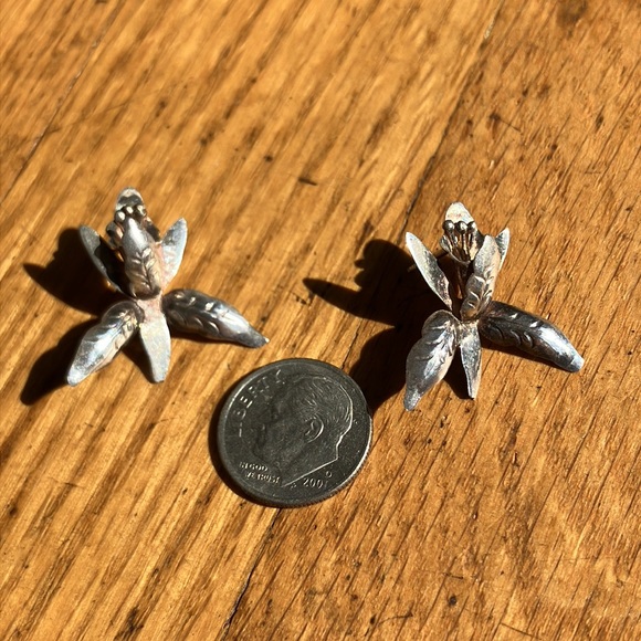 Beautiful Vintage Petite Sterling Orchid Earrings - Picture 6 of 15